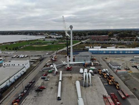 Montage einer Windkraftanlage am Industriestandort